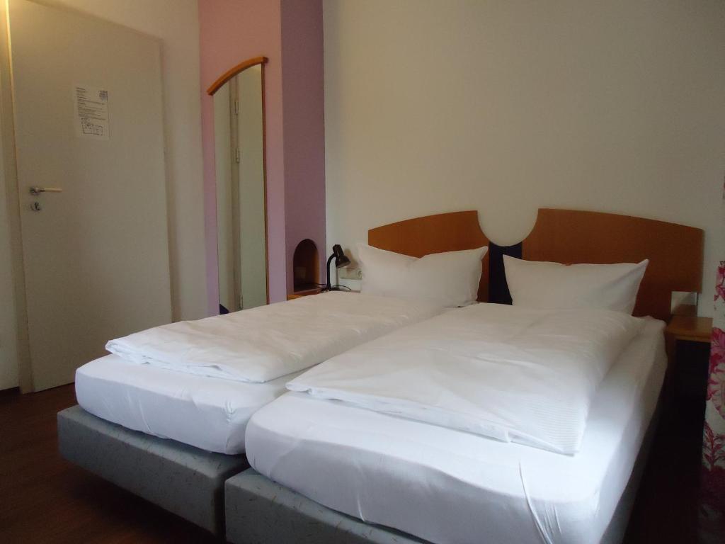 Garni Hotel Kaiserdom Бамберг Номер фото